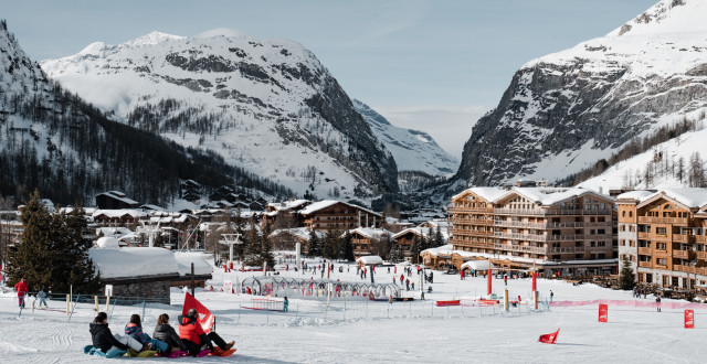 Luge sur le frond de neige